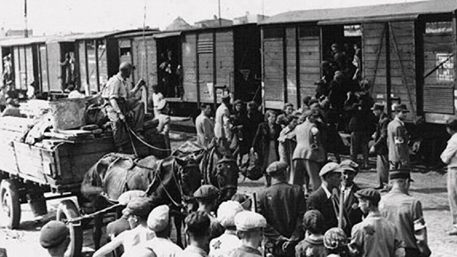 Öz yurtlarından bir gecede koparılarak insanlık dışı şartlardaki tren vagonlarıyla Orta Asya'ya sürgün edilen Kırım Tatar Türkleri.