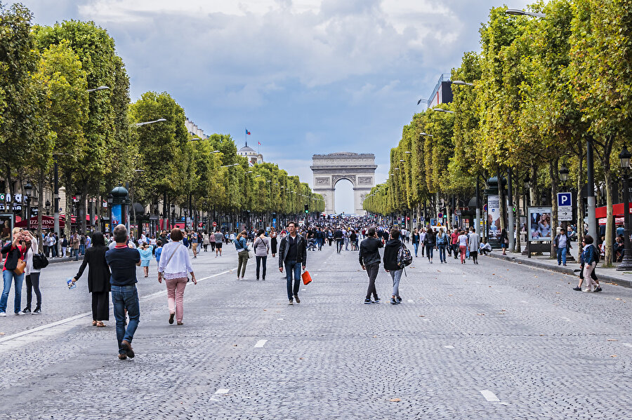 Avenue des Champs-Élysées.