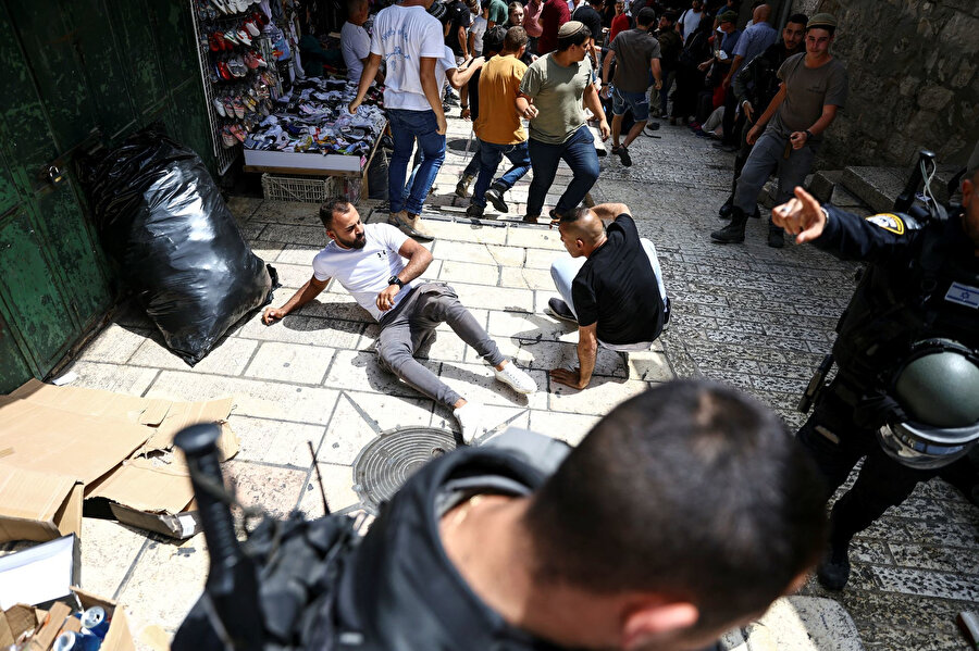 İsrail polisi koruması altında Eski Şehir bölgesinde yürüyüş düzenleyen fanatik Yahudilerin yürüyüşüne tepki gösteren Filistinliler ile fanatik Yahudi yerleşimciler arasında gerginlik yaşandı.