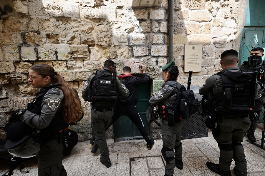 Yürüyüşe tepki gösteren bazı Filistinliler, İsrail polisi tarafından gözaltına alındı.