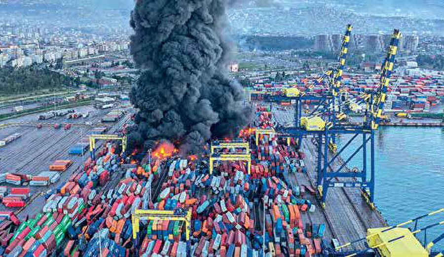 Deprem nedeniyle İskenderun Limanı’nda yangın çıktı.