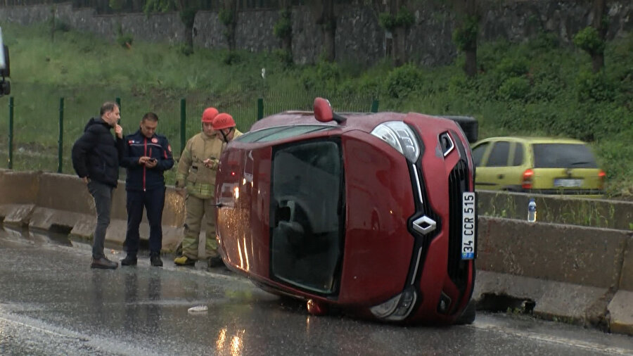 İstanbul'da su birikintisine giren otomobil devrildi