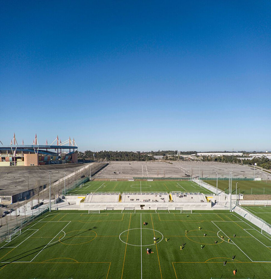 Porto'nun 60 km güneyinde yer alan 77 bin nüfuslu Aveiro kasabasındaki belediye stadyumu, 2004 Avrupa Futbol Şampiyonası'na ev sahipliği yapan on stadyumdan biri olarak inşa ediliyor.