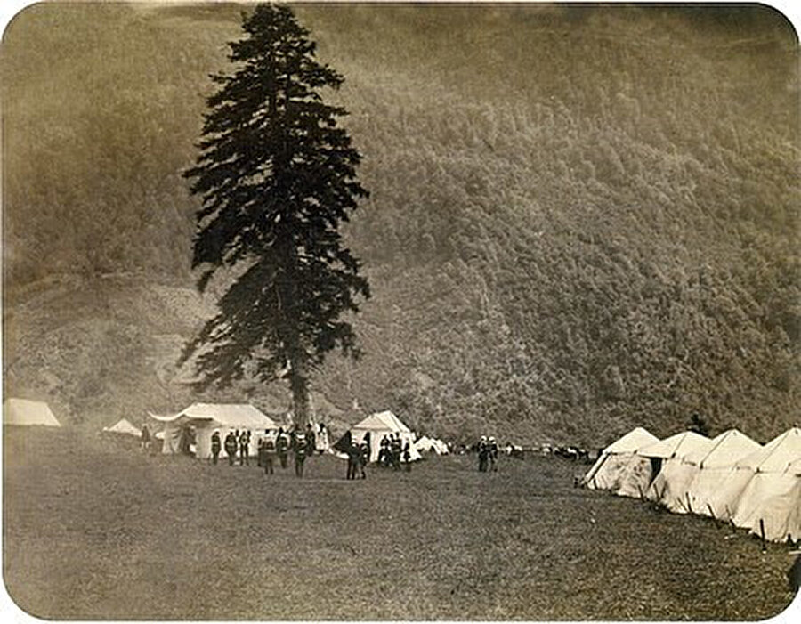 21 Mayıs 1864'te Qbaada'daki bir askerî kampta Kafkas Savaşı'nın sonunu simgeleyen Rus birliklerinin geçit töreni.