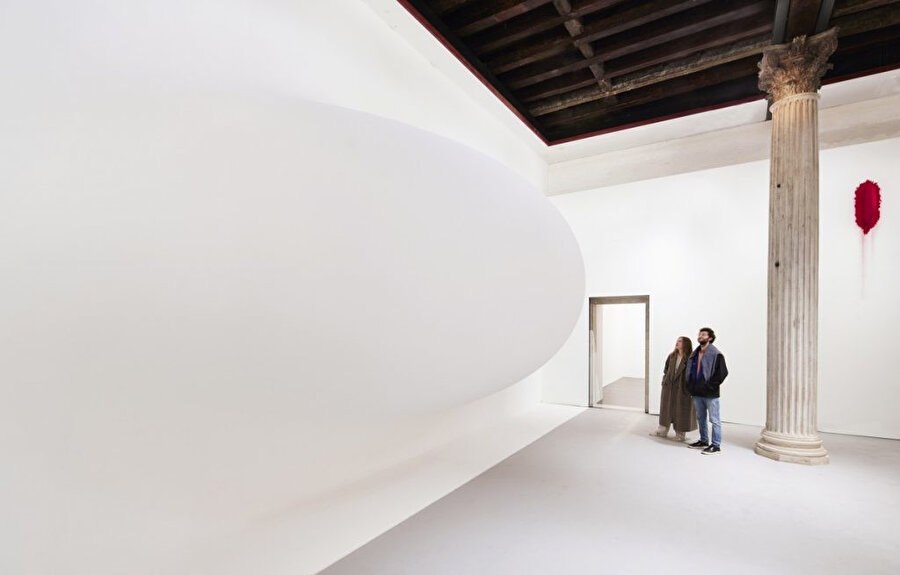 Hamile Beyaz İçimde, 2022, Fotoğraf: David Levene.nGalleria dell'Accademia, İtalya.n