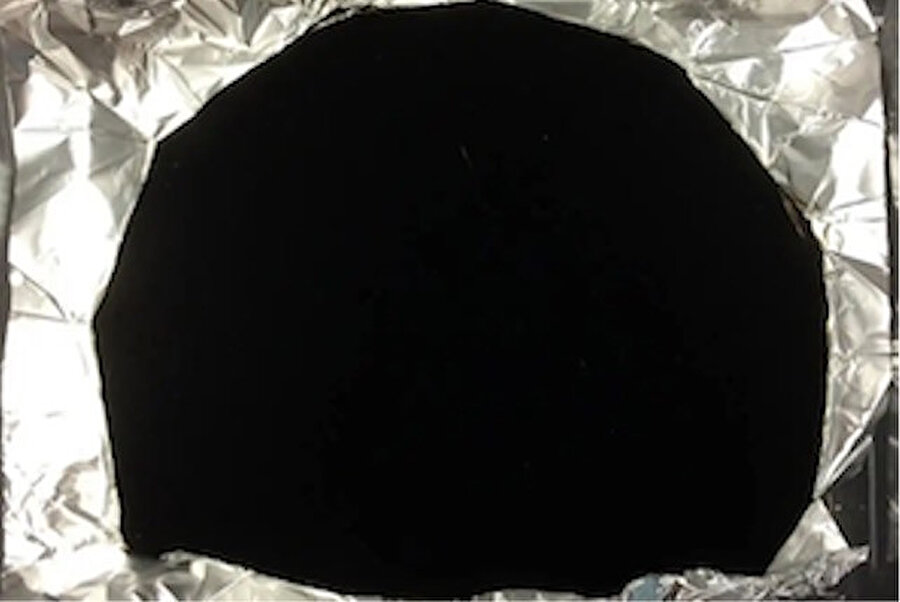 Bilinen en az yansıtıcı maddelerden biri olduğu düşünülen Vantablack'in tanıtım görseli. Vantablack, sanatsal kullanım için Anish Kapoor'un stüdyosuna özel olarak lisanslanıyor.