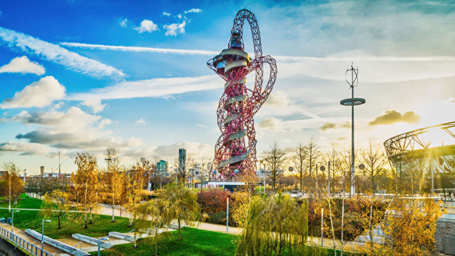 Mühendis Cecil Balmond ile iş birliği içinde tasarlanan Orbit, 115 metre yüksekliğiyle Birleşik Krallık'ın en uzun heykelidir.