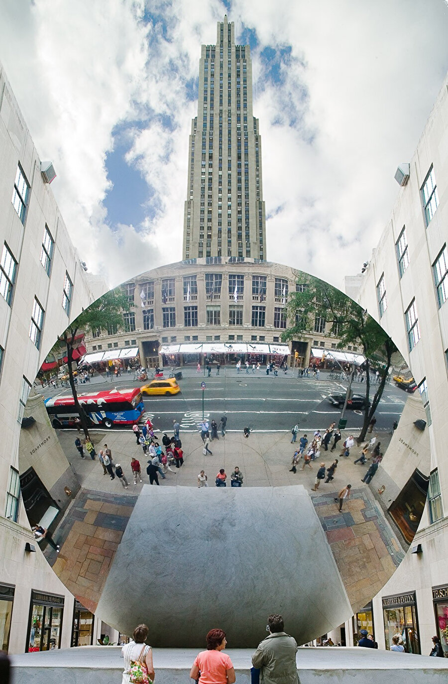 2006 sonbaharında, New York City'deki Rockefeller Center'a 10 metrelik ikinci bir Sky Mirror kuruluyor.