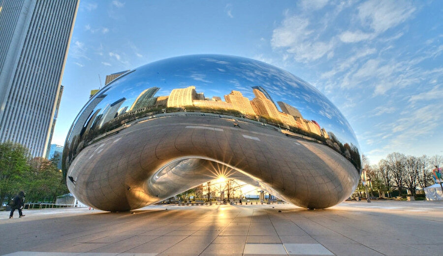 Chicago'da açık alanda sergilenen Cloud Gate. Fotoğraf: Wichai Cheva Photography/ Shutterstock. 
