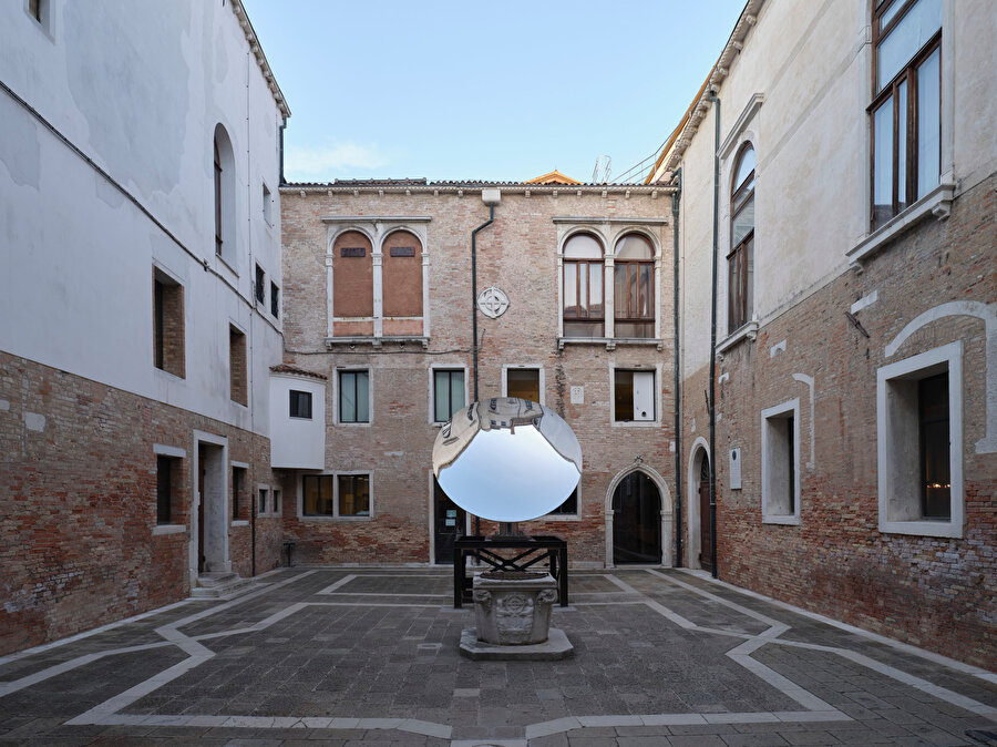 Sky Mirror, 2018.nGallerie dell'Accademia, Venedik, İtalya.n