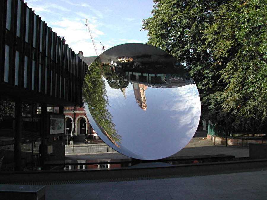 Nottingham Playhouse'un dışında yer alan Sky Mirror (Gökyüzü Aynası), 2001.