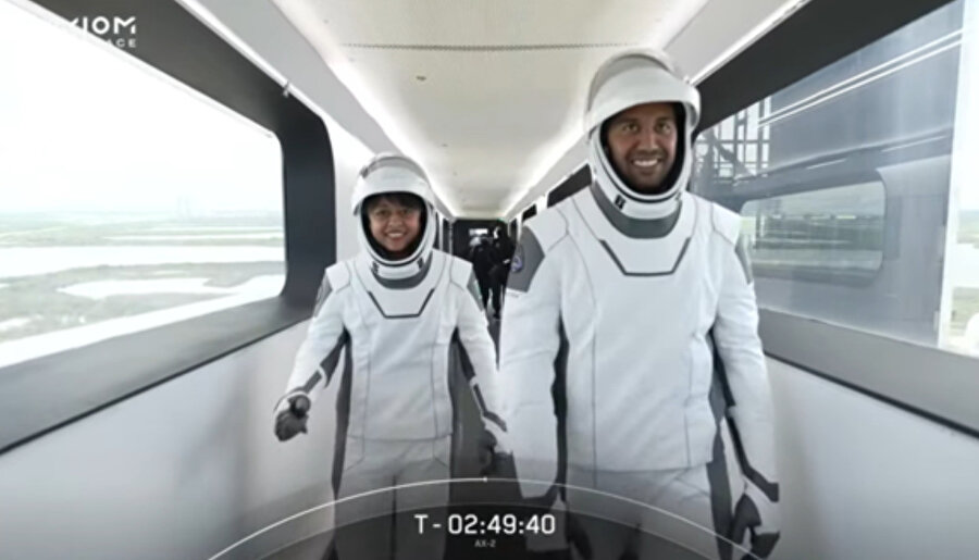 Suudi astronotlar Rayyanah Barnawi ve Ali el-Karni, kalkışları için Florida'daki Kennedy Uzay Merkezi'ndeki fırlatma rampasına geldiler.