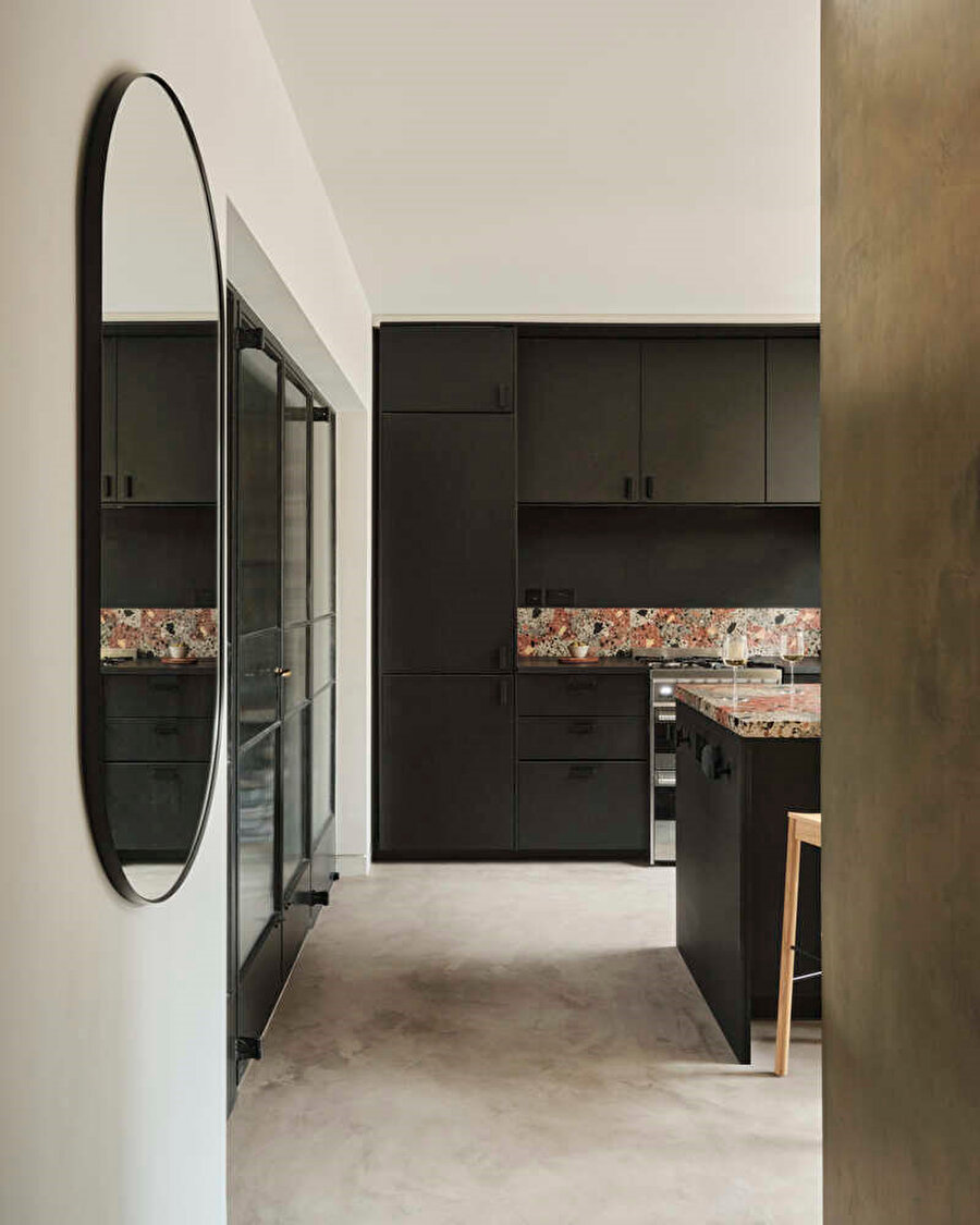 Siyah mutfak dolapları çok renkli tezgah ile tamamlanıyor. 