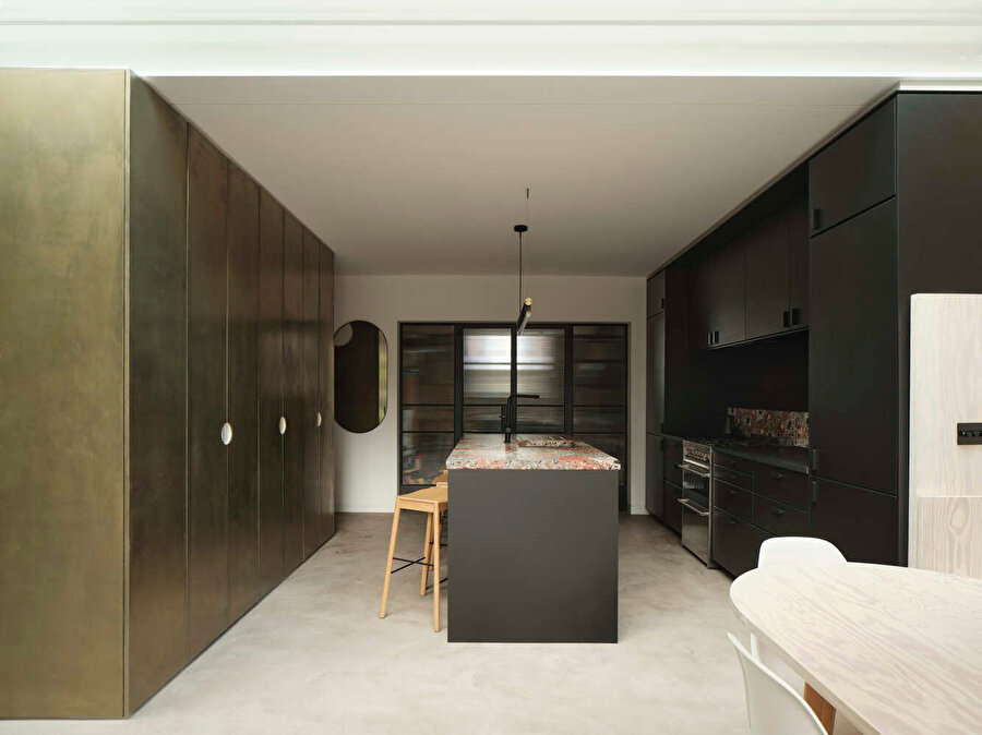 Mutfakta koyu renkli mobilyaları açık renkli tavan ve zemin dengeliyor. 