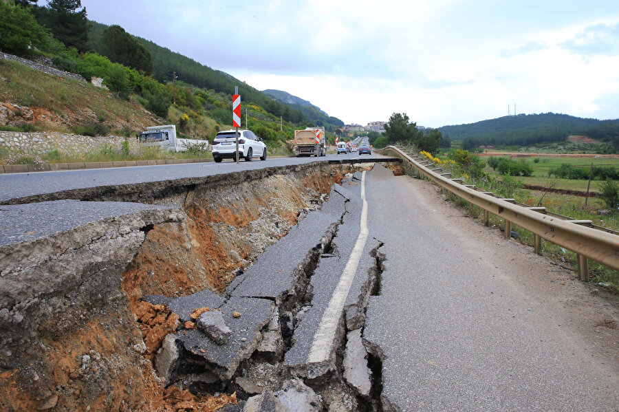 Muğla'da sağanak sonrası yol çöktü