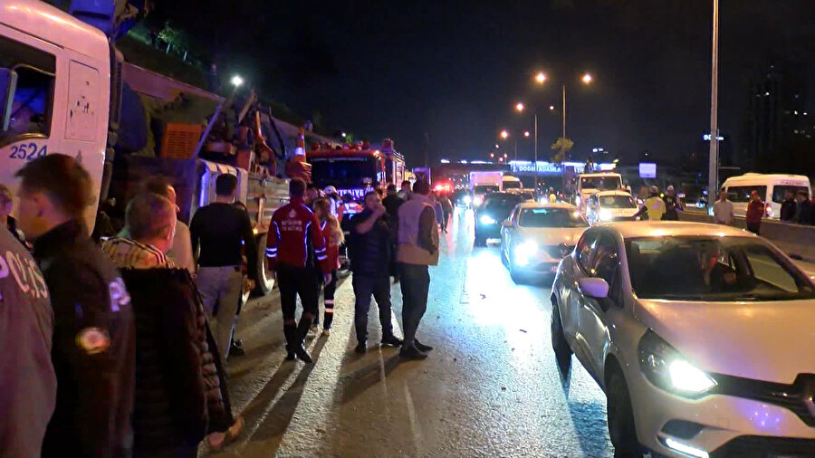 İstanbul'da otomobil belediye işçilerine çarptı, 4 kişi öldü