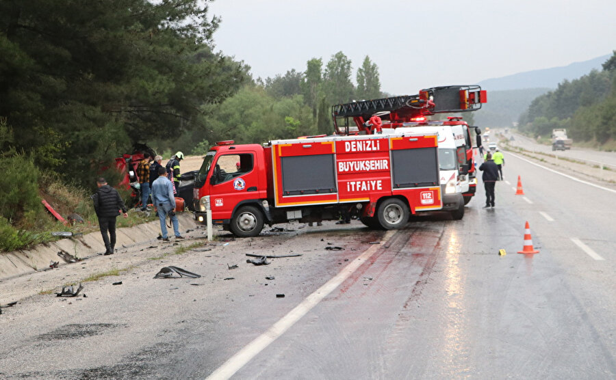 TIR karşı şeride geçip otomobile çarptı: Anne, baba ve iki çocuğu öldü