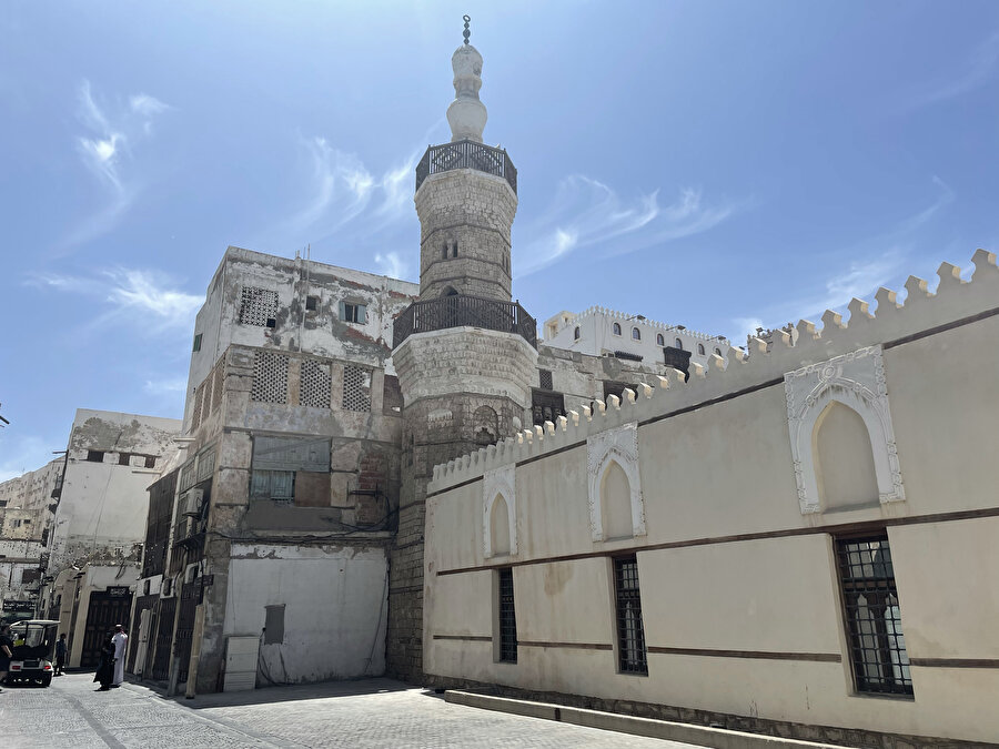 Cidde, başta Eş-Şafii Camii olmak üzere birçok etkileyici tarihî camiye ev sahipliği yapmaktadır. El-Mazlum bölgesinde yer alan cami, Şâfiî mezhebinin imamı eş-Şâfiî’nin adını almıştır. Eş-Şafi Camii, benzersiz yapısı, dikdörtgen şekli, açık avlusu ve kıble duvarına paralel duran sivri kemerli dört mermer sütunu ile Dünya Mirası Alanı’nın önemli bir bileşenidir.