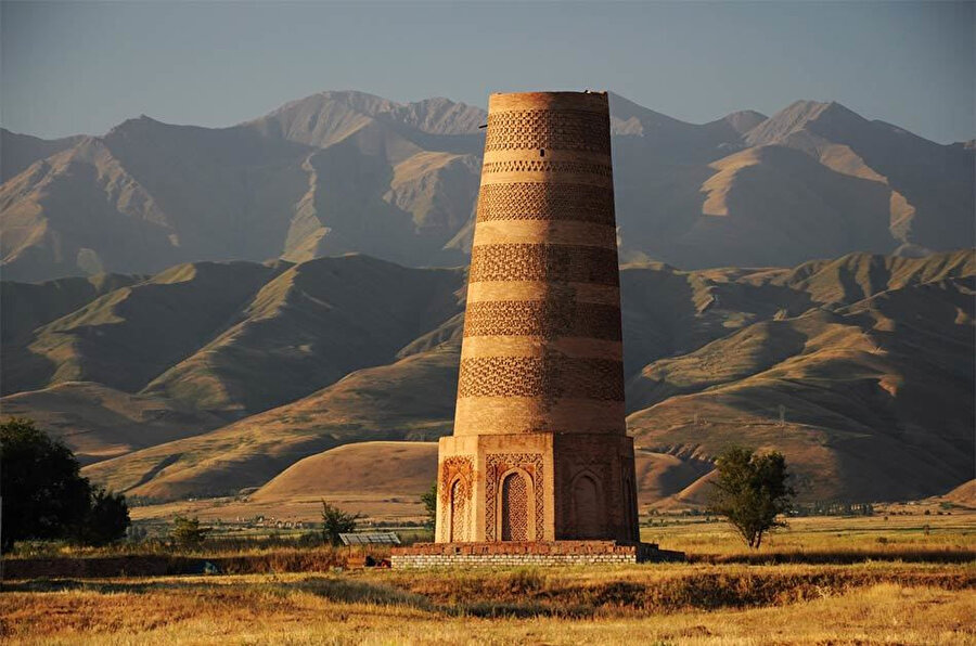 Karahanlı devletinin Orta Asya'da kurduğu diğer mevcut minarelerin mimarisine kıyasla Burana Kulesi'nin, hepsinden önce inşa edildiği düşünülüyor.