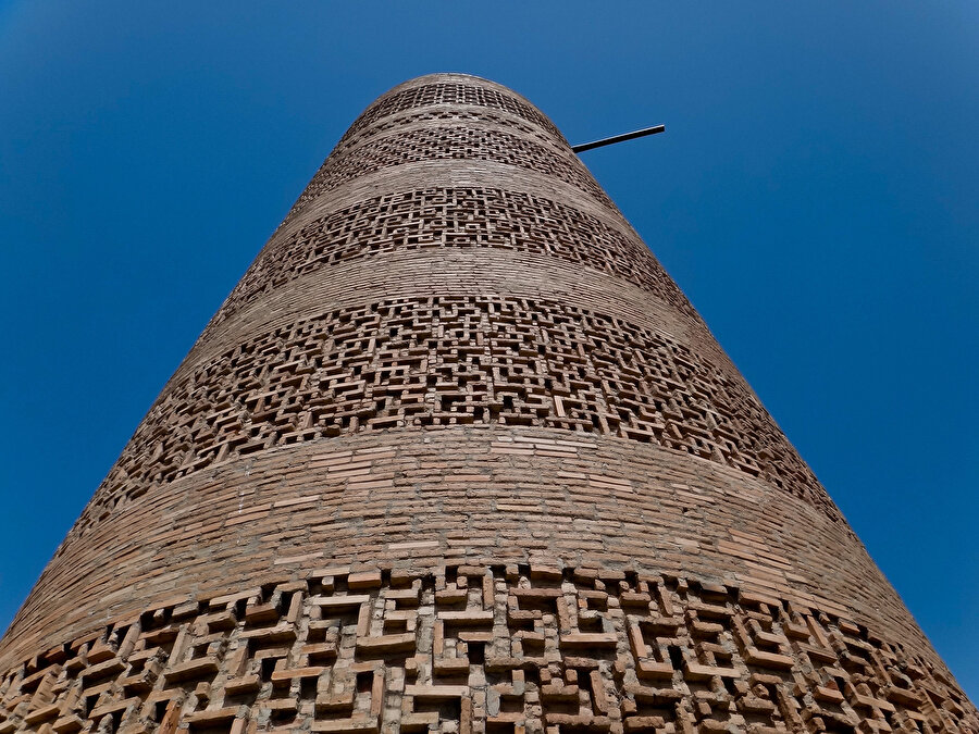 Karahanlı Devleti'nin Orta Asya'da kurduğu diğer mevcut minarelerin mimarisine kıyasla Burana Kulesi'nin, hepsinden önce inşa edildiği düşünülüyor.