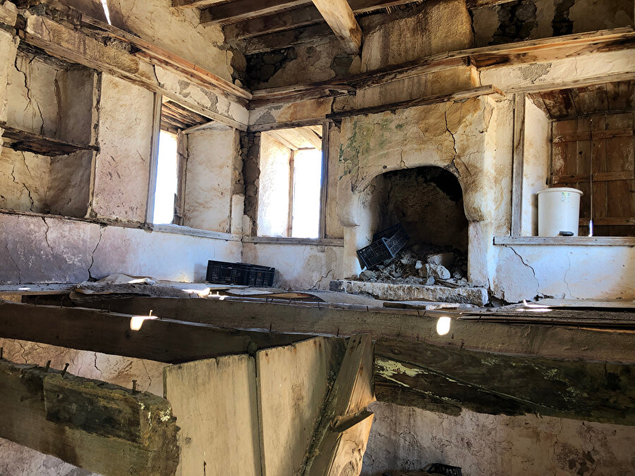 Bodrum, Yalıkavak, Sandıma Köyü, musandıralı tip evlerin üst odasında ısınma amaçlı küçük bir ocak daha bulunuyor. Ocağın iki tarafında ise pencereler konumlanıyor. 