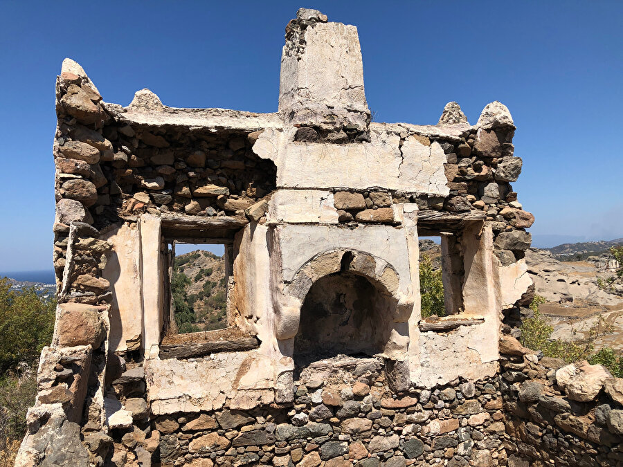 Bodrum, Yalıkavak, Sandıma Köyü, musandıralı ev örneği, üst oda, ocak ve açıklık detayı. 