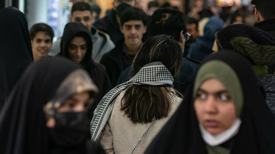 1979 İslâm Devrimi'nden bu yana İran yasaları, milliyeti veya dinî inancı ne olursa olsun tüm kadınların toplum içinde başörtüsü takmasını zorunlu kılıyor.