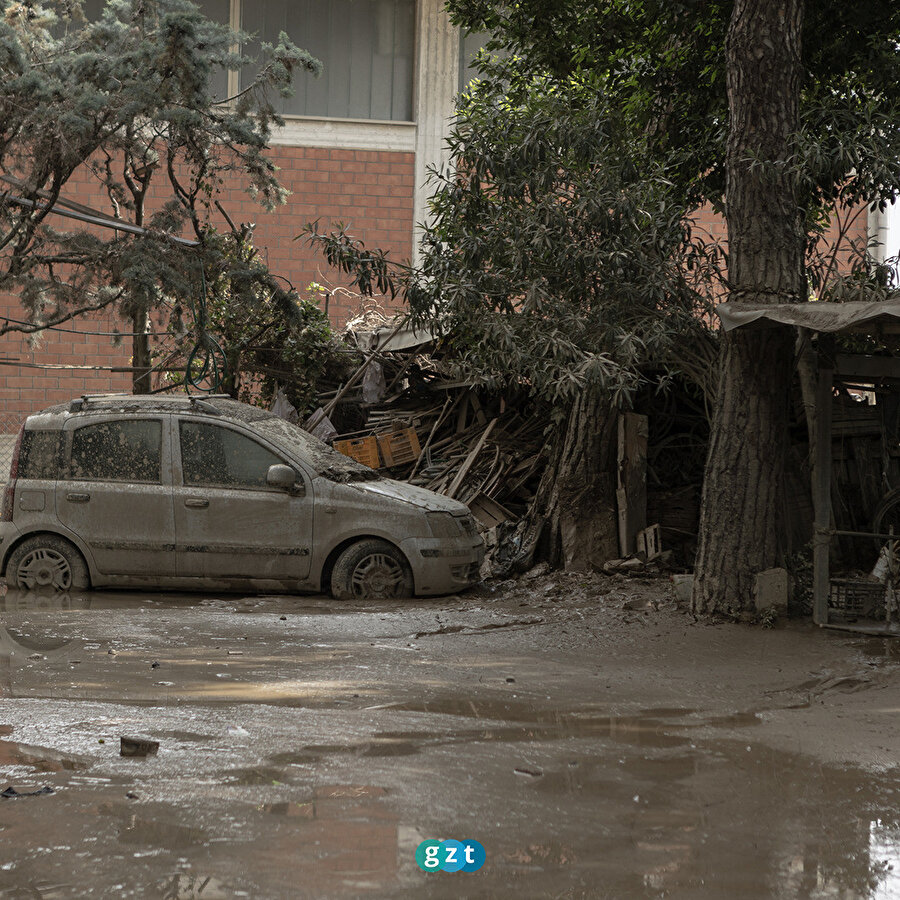 İtalya'da sel sebebiyle ilan edilen "kırmızı alarm" devam ediyor