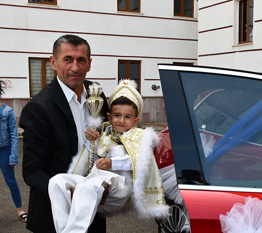 🚗"Anadolu kırmızısı" Togg depremzede kardeşlerin sünnet arabası oldu