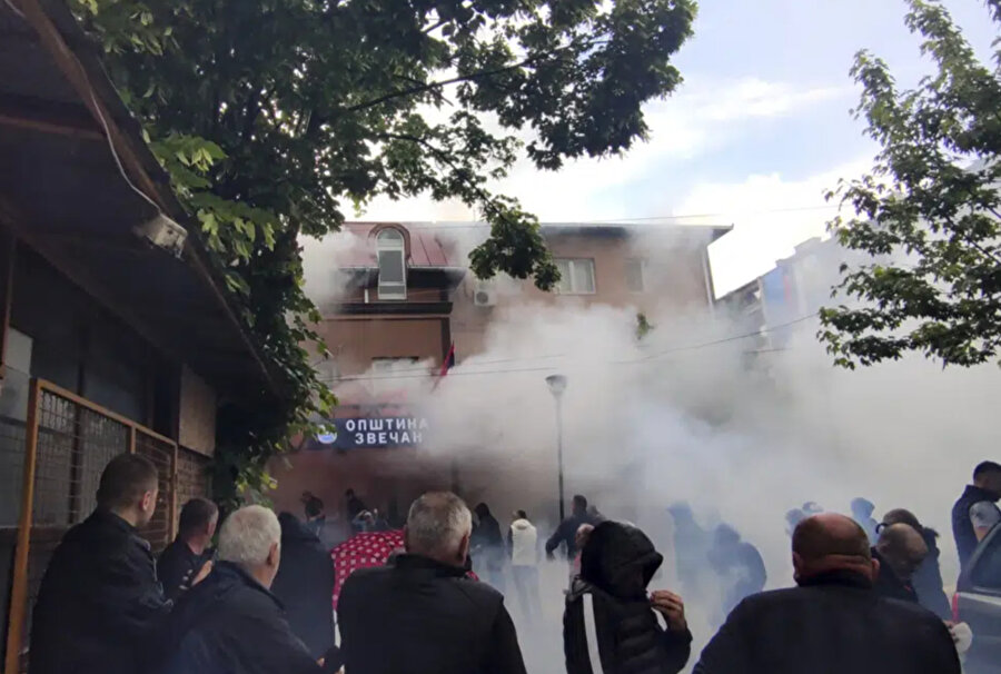 Kosovalı Sırp hastane yetkilileri yaklaşık 10 protestocunun yaralandığını söyledi. 