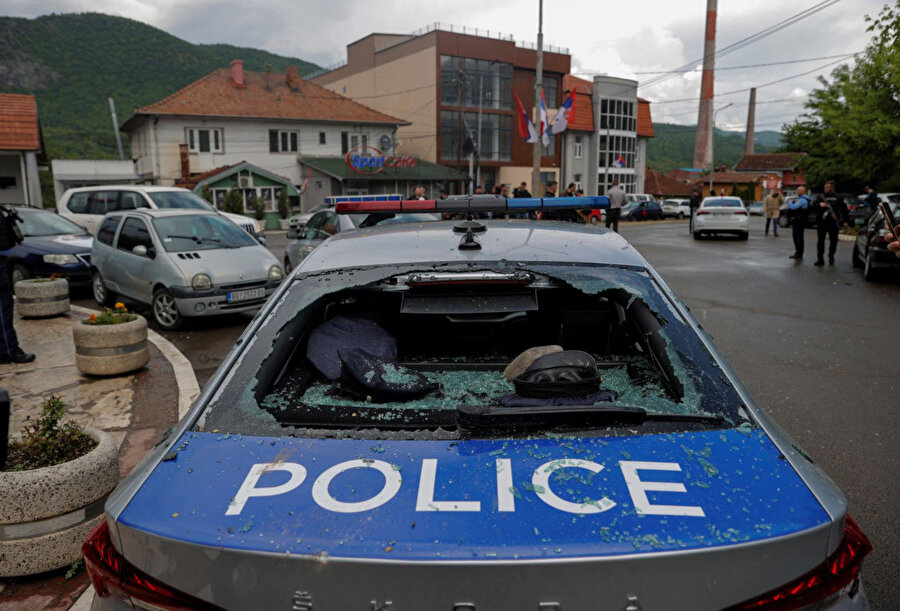 İngiltere, Fransa, İtalya, Almanya ve ABD ortak bir bildiri yayınlayarak Kosova makamlarını geri adım atmaya ve durumu yumuşatmaya çağırdı.