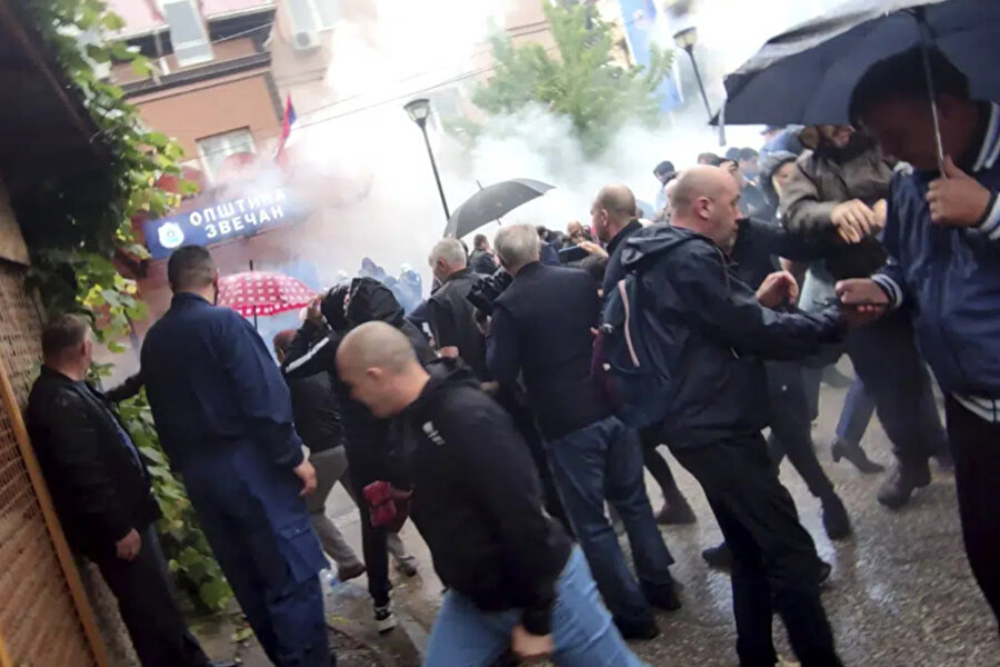 Kosova polisi kalabalığı dağıtmak ve yeni yetkililerin ofislere girmesine izin vermek için göz yaşartıcı gaz kullandı.