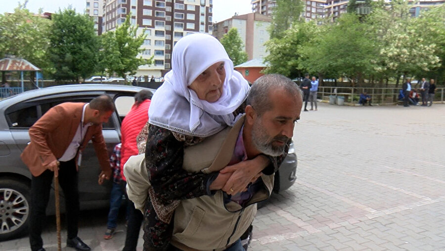 Sandık başına oğlunun sırtında gitti
