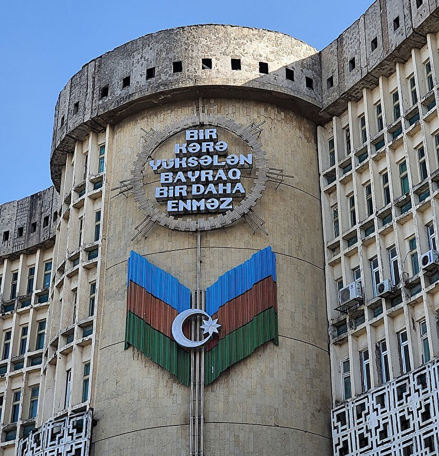 “Bir kere yükselen bayrak bir daha inmez” şiarıyla tarihe geçen Azerbaycan, Sovyetlerin dağılmasının ardından tekrar bağımsızlığını ilân etti.
