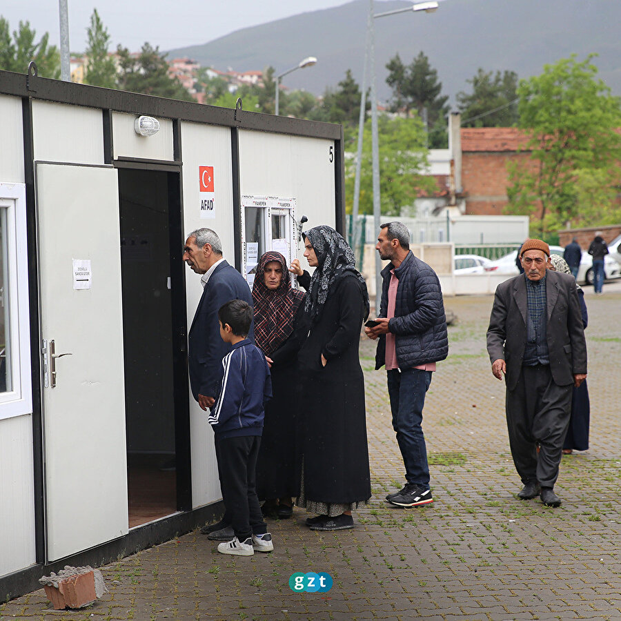 'Depremzede seçmenler' konteynerde oy kullandı
