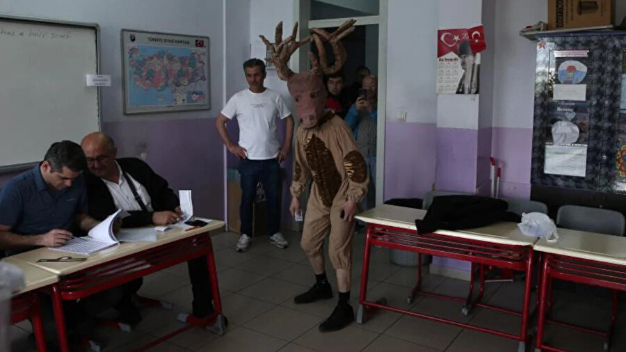 Bursalı tiyatrocu geyik kostümüyle oy kullandı