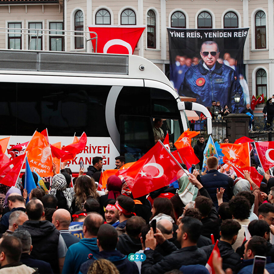 AK Parti Genel Merkezi'nde seçim kutlaması başladı