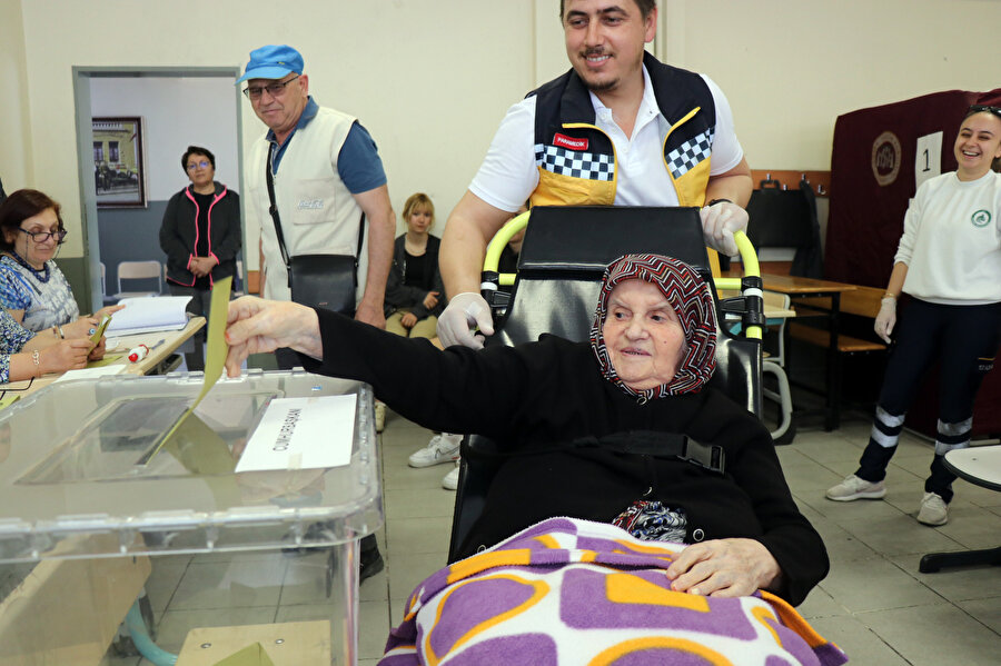 91 yaşındaki kadın oy kullanmaya tekerlekli sandalye ile getirildi