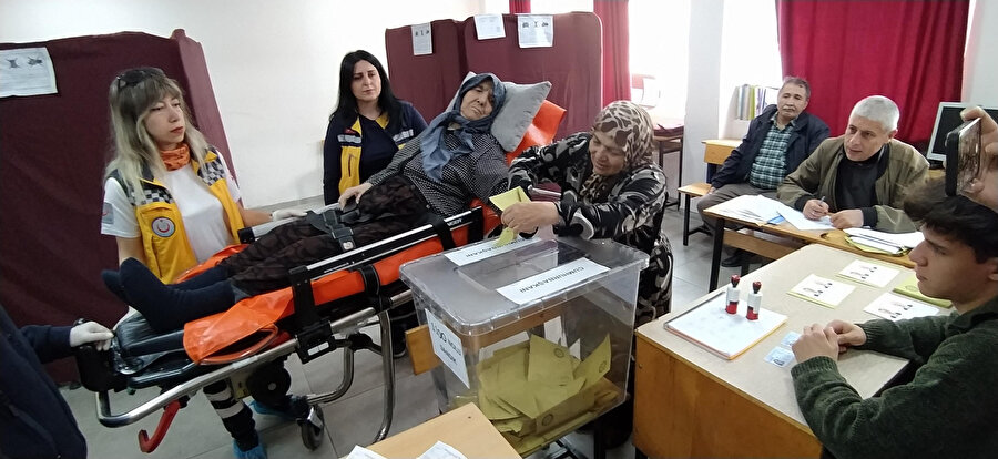 Felçli hasta sedyede oyunu kullandı