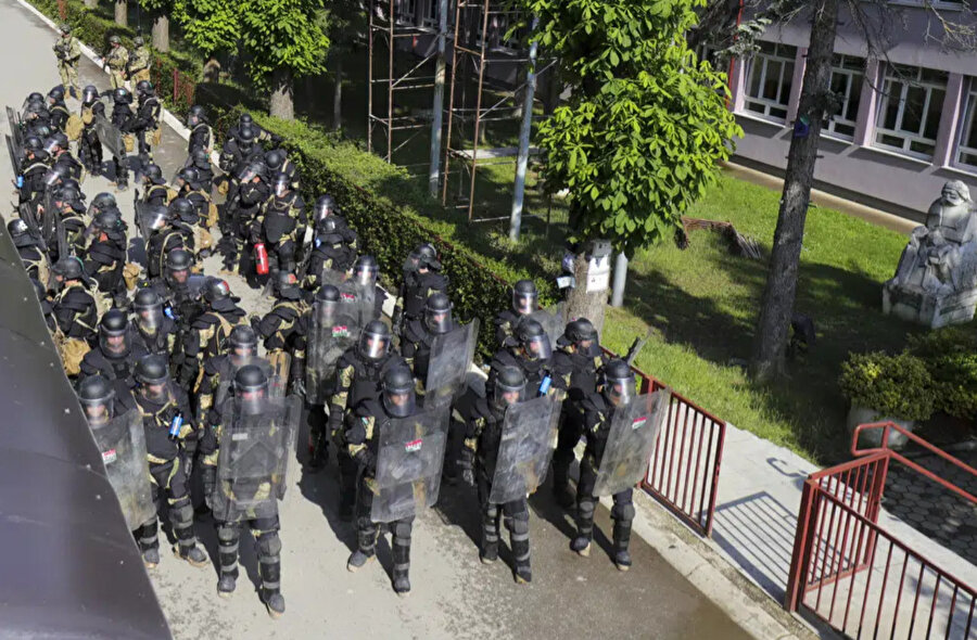 Etnik Sırplar Zvecan'daki yerel komün binasına girmeye çalıştılar ve polisle çatıştılar.