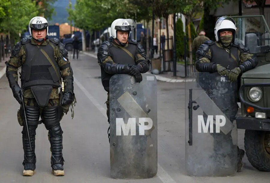 Kosova'daki barışı koruma misyonunun bir parçası olan Polonyalı askerler (KFOR), 29 Mayıs 2023 Pazartesi, Kosova'nın kuzeyindeki Zvecan kasabasında Kosova polisi ile etnik Sırplar arasında Cuma günü meydana gelen şiddetli çatışmaların ardından sokağı koruyor. 