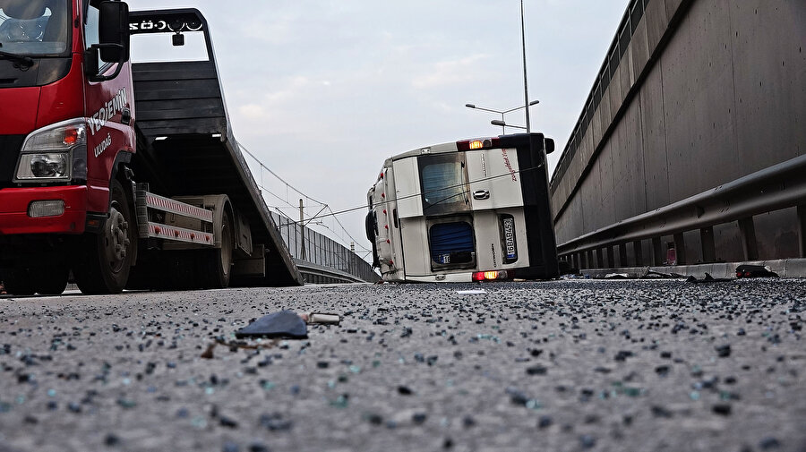 Bursa'da minibüs, midibüse ve bariyerlere çarpıp devrildi