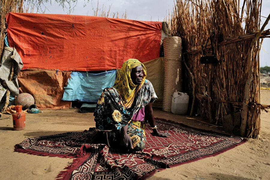 Çatışmaların patlak vermesinden bu yana yaklaşık 350.000 kişi Sudan sınırlarını geçti ve en büyük sayı Hartum'dan kuzeye Mısır'a veya batıdan Darfur'dan Çad'a yöneldi.