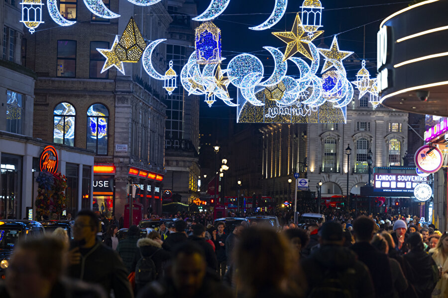 Bu sene ilk kez, Londra'nın ünlü ve işlek bir kavşağı olan Piccadily Circus'ta Ramazan münasebetiyle özel bir ışıklandırma yapıldı.