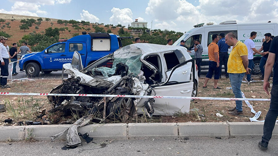 Otomobille kamyon çarpıştı: Bir ölü