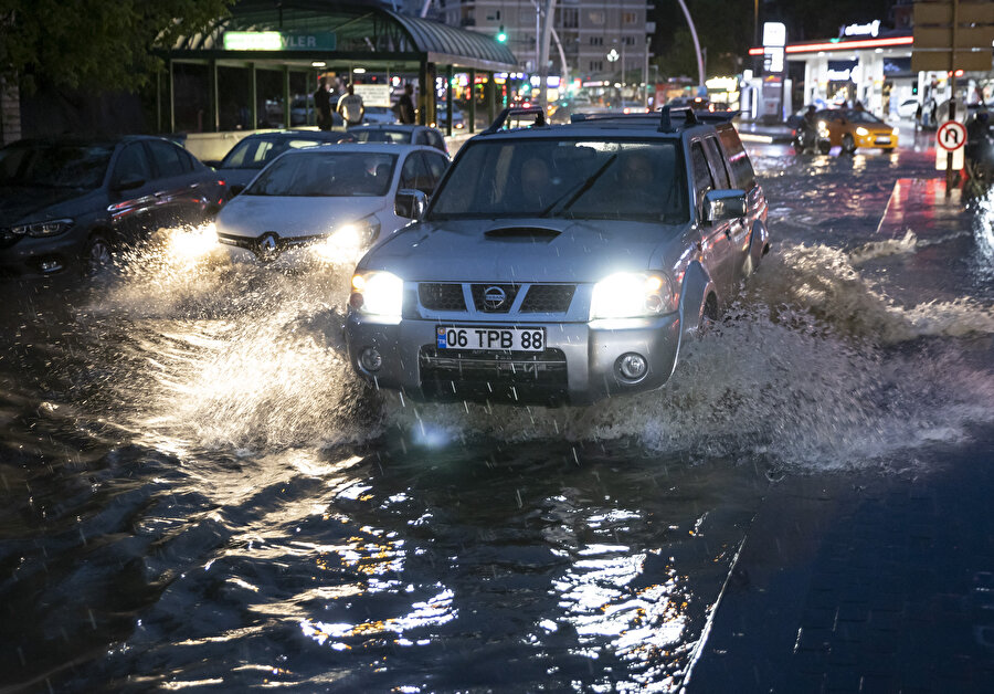 Ankara'yı sel vurdu: Sokaklar adeta denize döndü