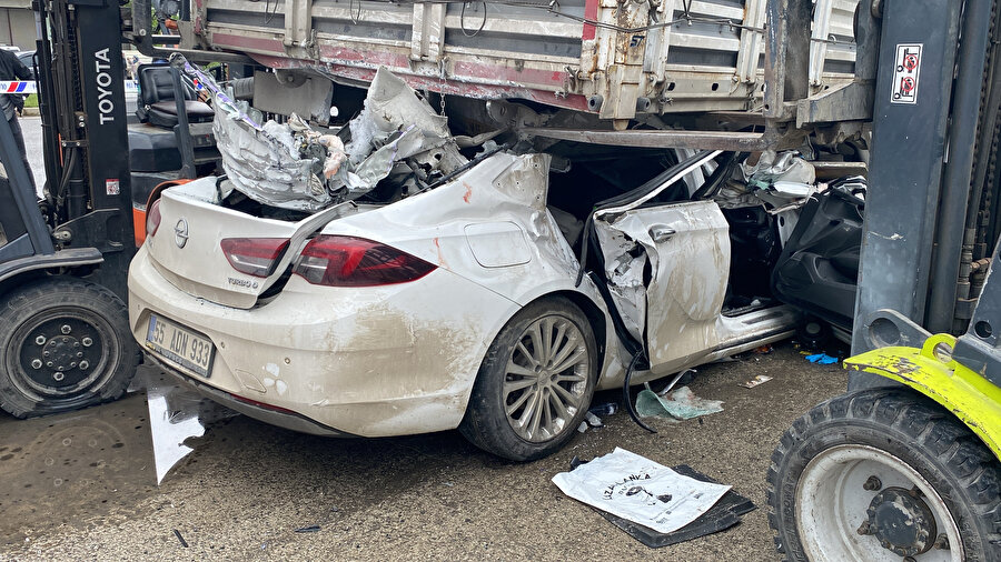Otomobil TIR'ın altına girdi: Baba öldü, kızı yaralandı