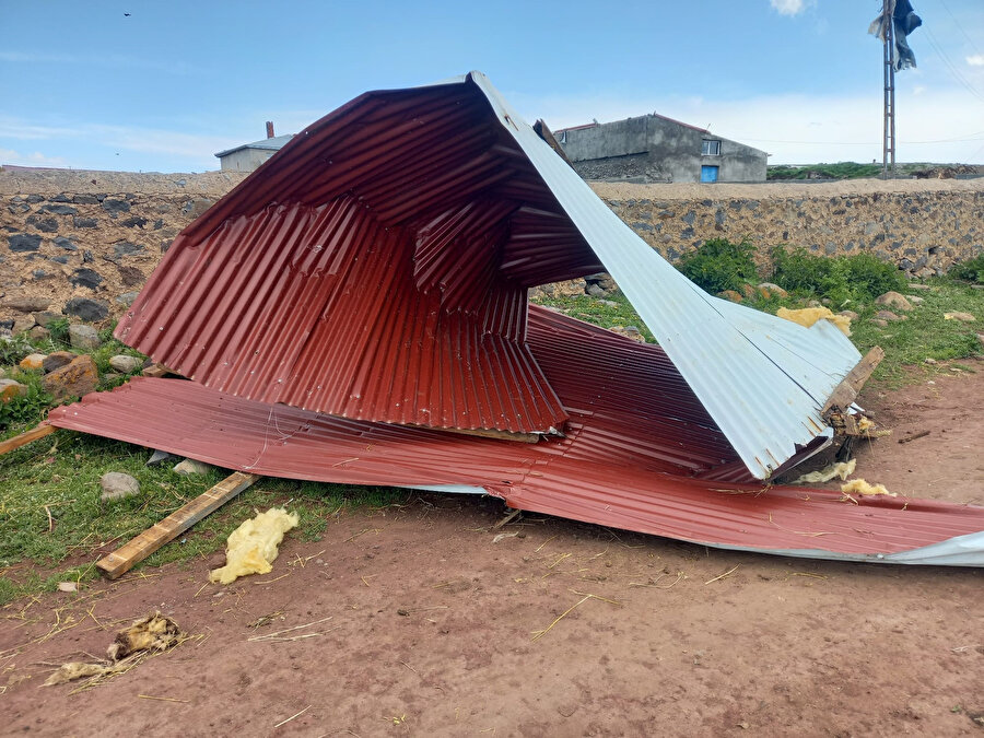 Kars'ta hortum çatıları uçurdu