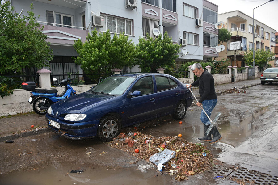 İzmir'de ev ve iş yerlerini su bastı