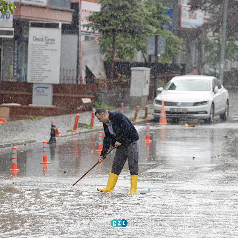 İzmir'de sağanak hayatı olumsuz etkiledi